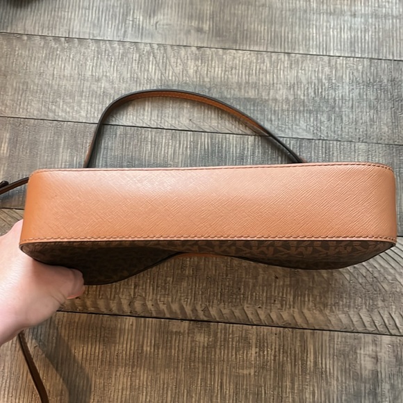 Michael Kors Jet Set Large Crossbody Bag - Picture 5 of 7